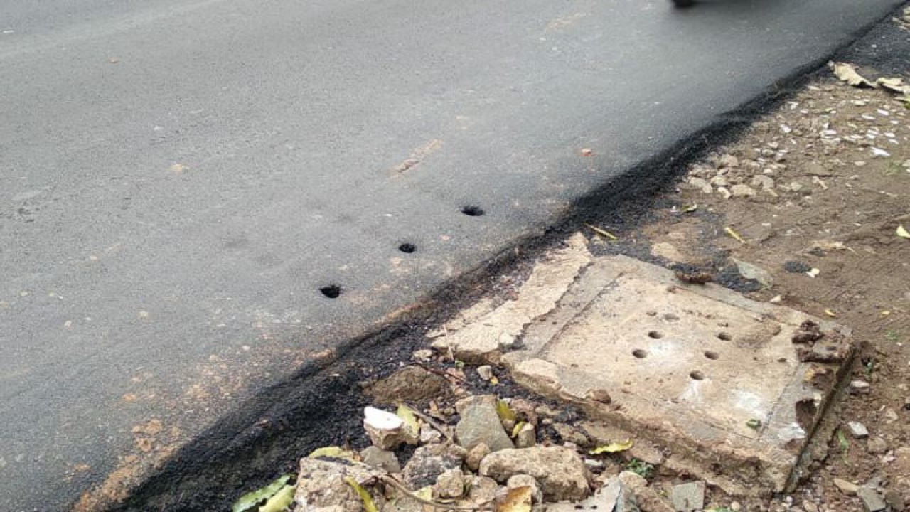Jalanan di lokasi kecelakaan mahasiswa Universitas Indonesia (UI) telah diaspal, Jakarta, Rabu (8/2/2023). ANTARA/Luthfia Miranda Putri
