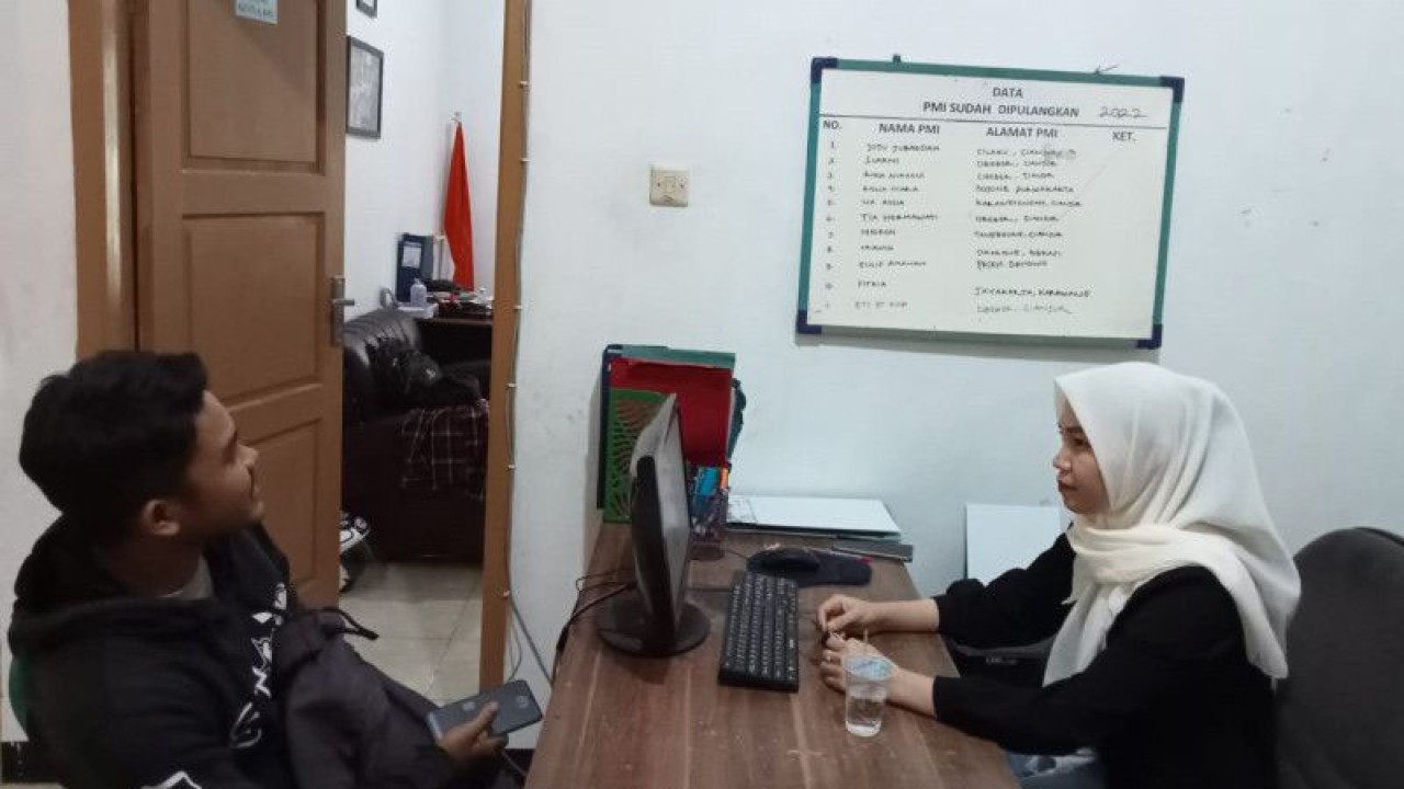 Sekretariat Asosiasi Tenaga Kerja Indonesia Raya (Astakira) Pembaharuan Kabupaten Cianjur, Jawa Barat, mendapat laporan dari keluarga pekerja migran asal Cianjur yang mendapat masalah di negara penempatan.(ANTARA/Ahmad Fikri). (Ahmad Fikri)