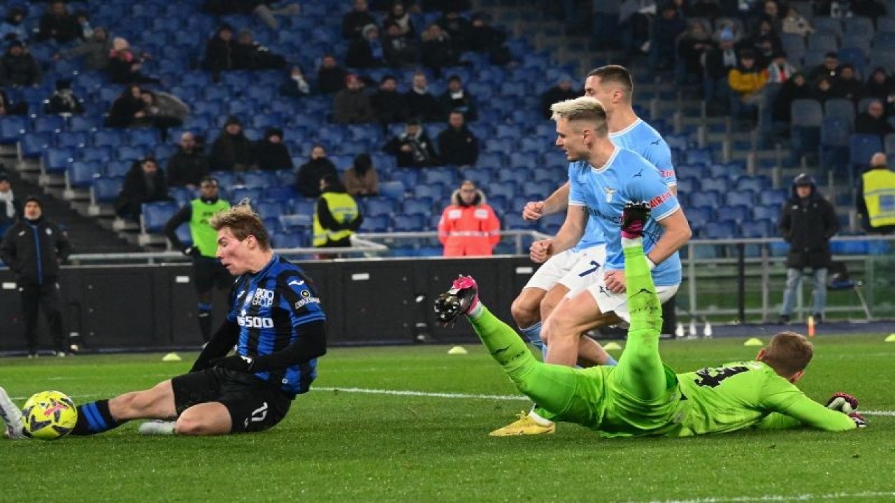 Penyerang Atalanta Rasmus Hojlund (kiri) mencetak gol kedua timnya pada pertandingan Liga Italia melawan Lazio yang dimainkan di Stadion Olimpico, Roma, Minggu (12/2/2023) dini hari WIB. (ANTARA/AFP/VINCENZO PINTO)