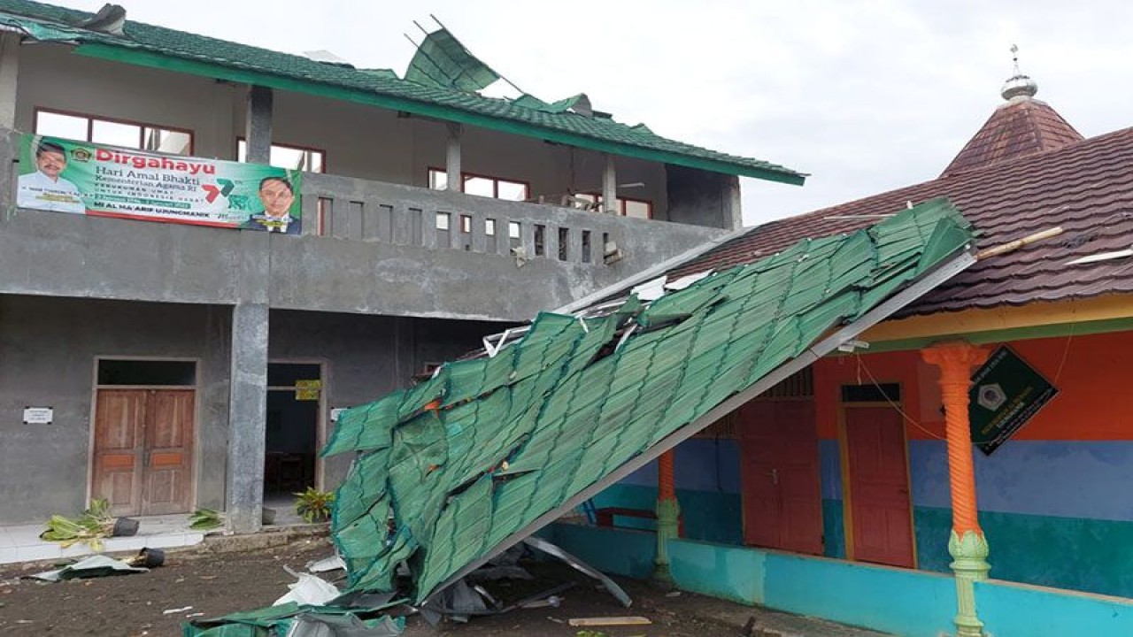 Atap gedung MI Al Ma'arif, Desa Ujungmanik, Kecamatan Kawunganten, Kabupaten Cilacap, terhempas angin puting beliung saat terjadi hujan lebat pada hari Kamis (9/2/2023), pukul 16.00 WIB. ANTARA/HO-BPBD Cilacap