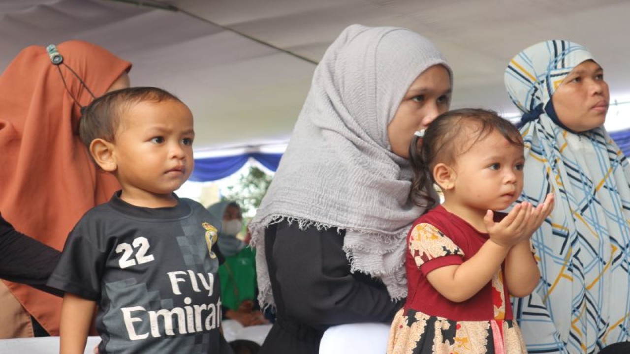 Para ibu dan anak-anaknya menghadiri acara Aksi Gizi Generasi Maju yang diadakan Danone di Lombok Barat, Nusa Tenggara Barat, Kamis (9/2). (ANTARA/Pamela Sakina)