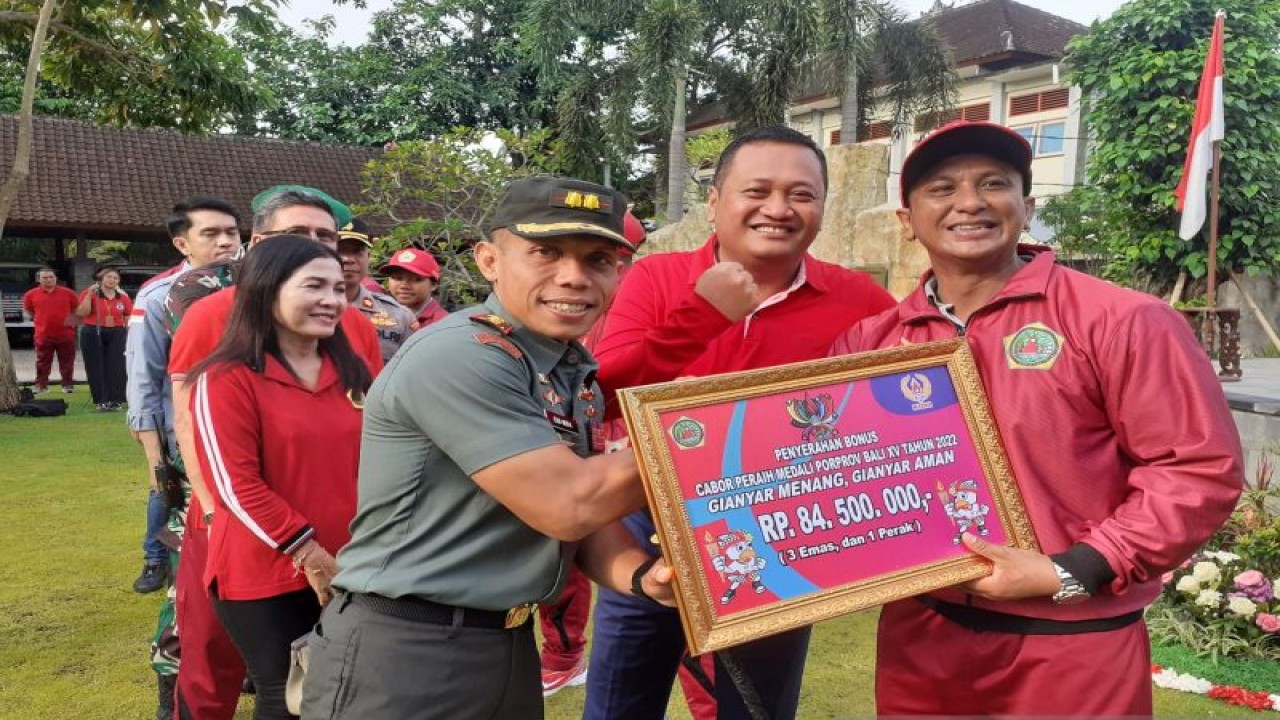 Bupati Gianyar I Made Mahayastra (tengah) langsung menyerahkan bonus tersebut menjelaskan pemberian bonus berupa uang kepada para atlet, dan juga memberikan bonus lain berupa kesempatan kerja (ANTARA/HO-Dok Humas)