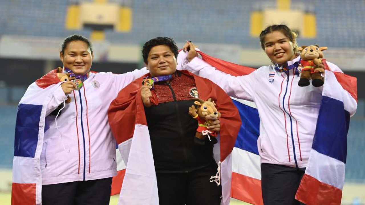 Atlet Indonesia Eki Febri Ekawati (tengah) bersama dua atlet Thailand Areerat Intadis (kiri) dan Athima Saowaphaiboon (kanan) berfoto usai pengalungan medali nomor tolak peluru putri SEA Games 2021 Vietnam di Stadion Nasional My Dinh, Hanoi, Vietnam, Selasa (17/5/2022). . ANTARA FOTO/Aditya Pradana Putra/rwa (ANTARA FOTO/ADITYA PRADANA PUTRA)