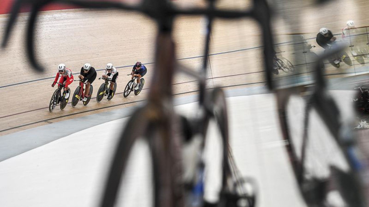 Sejumlah atlet balap sepeda 'track team' putri Indonesia memacu kecepatannya saat berlatih di Velodrome Rawamangun, Jakarta, Selasa (14/2/2023). Latihan tersebut dalam rangka persiapan jelang ajang UCI Track Nations Cup 2023 yang akan berlangsung pada 23-26 Februari mendatang di Velodrome, Ramawangun. ANTARA FOTO/M Risyal Hidayat/nym.