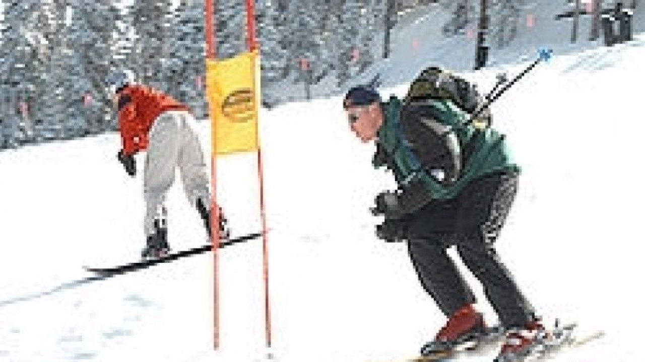 Seorang lelaki (kanan) sedang melakukan olahraga ski. Pria di sampingnya melakukan olahraga snowboard. (id.wikipedia.org)