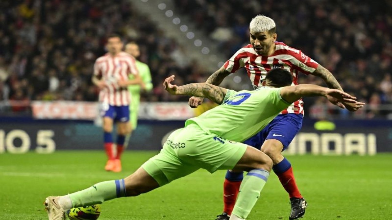 Penyerang Atletico Madrid Angel Correa (kanan) berduel memperebutkan bola dengan bek Getafe Omar Alderete pada pertandingan Liga Spanyol yang dimainkan di Stadion Wanda Metropolitano, Madrid, Minggu (5/2/2023) dini hari WIB. (ANTARA/AFP/JAVIER SORIANO)