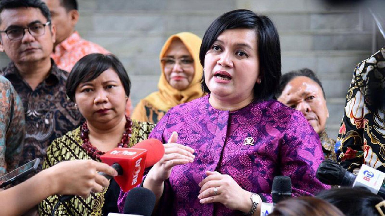 Ketua Komnas HAM Atnike Nova Sigiro (tengah) memberikan keterangan usai bertemu Presiden Joko Widodo di Istana Merdeka, Jakarta, Senin (16/1/2023). (ANTARA/HO-Biro Pers Setpres/am)