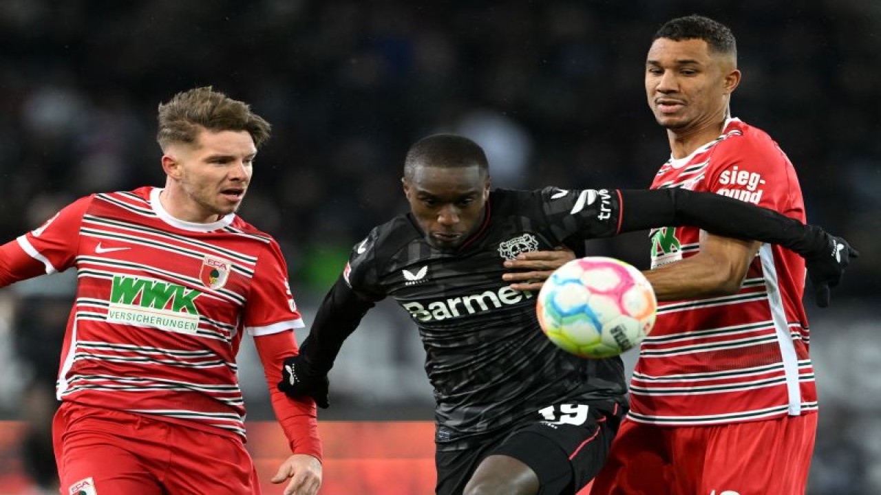 Bek Augsburg Mads Pedersen (kiri), penyerang Bayer Leverkusen Moussa Diaby (tengah), dan bek Augsburg Felix Uduokhai (kanan) bertarung memperebutkan bola pada pertandingan Liga Jerman yang dimainkan di Augsburg Arena, Augsburg, Sabtu (4/2/2023). (ANTARA/AFP/CHRISTOF STACHE)