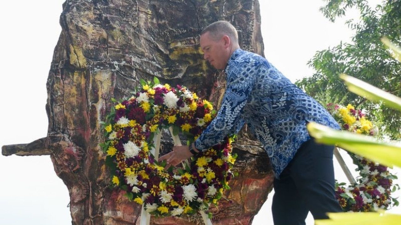 Perwakilan Kedutaan Besar Australia Tom Pearce meletakkan karangan bunga dalam acara penghormatan perawat Australia di Pulan Bangka, Jumat (17/2/2023). (ANTARA/HO-KEDUTAAN BESAR AUSTRALIA)