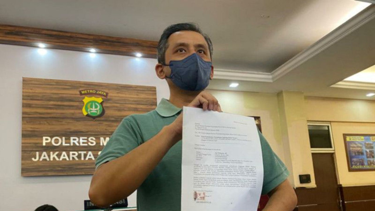 AW (38) mencabut laporan polisi terhadap tersangka berinisial GR (24), pengendara mobil Fortuner yang merusak mobilnya di Senopati, Jakarta, Jumat (17/2/2023). ANTARA/Luthfia Miranda Putri