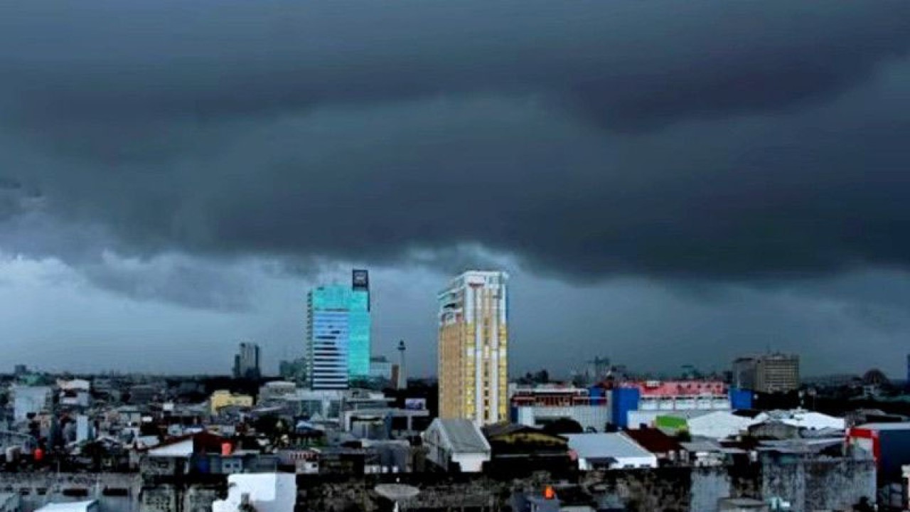 Awan gelap menggelayut di langit Makassar, Sulawesi Selatan. ANTARA FOTO/Arnas Padda.