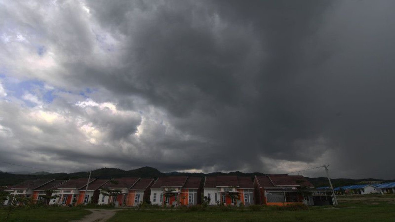Ilustrasi: Awan tebal menyelimuti langit di kawasan pemukiman warga di Palu, Sulawesi Tengah. ANTARA FOTO/Mohamad Hamzah.