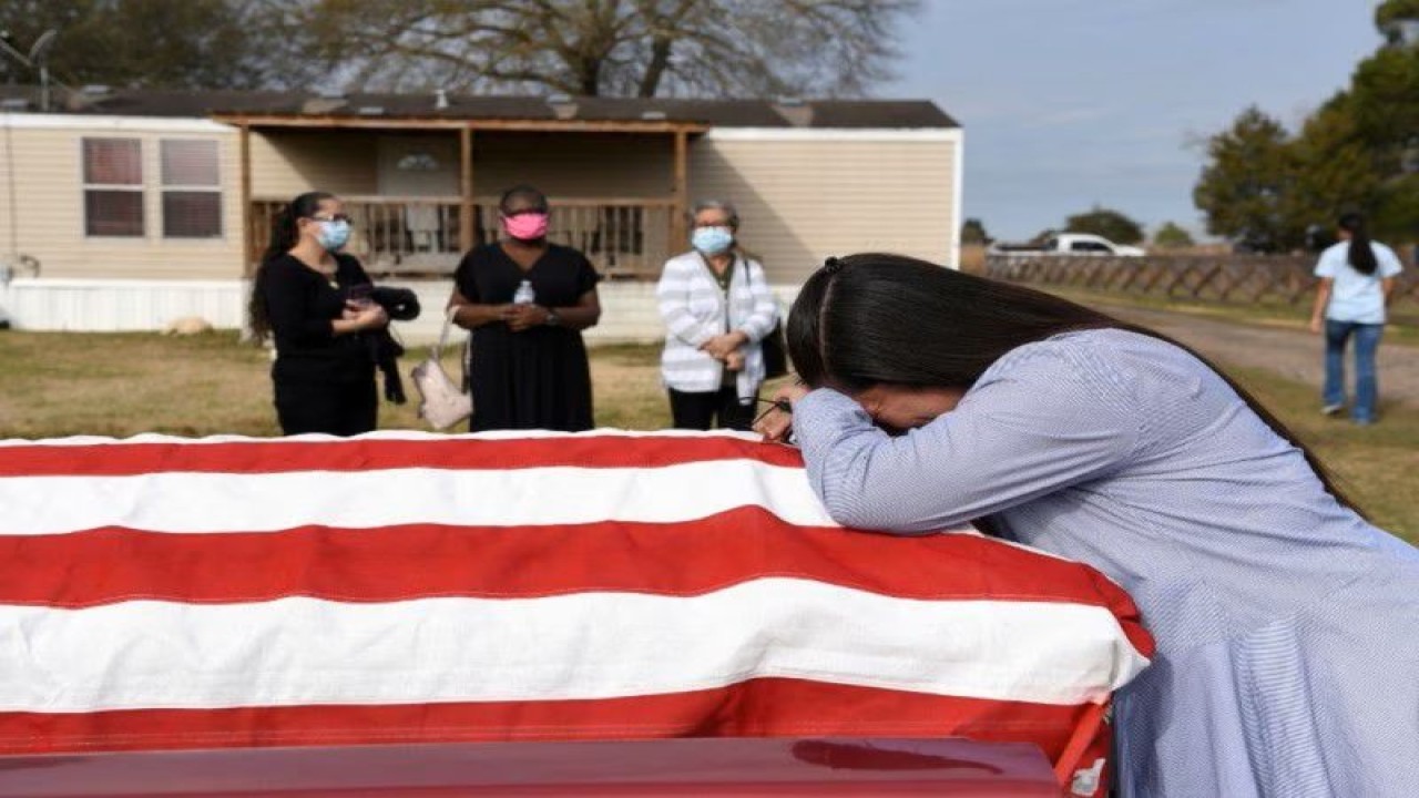 Arsip - Lila Blanks memegang peti mati suaminya, Gregory Blanks (50), yang meninggal akibat COVID-19, sebelum dimakamkan di San Felipe, Texas, AS, 26 Januari 2021. (ANTARA/REUTERS/Callaghan O'Hare/as)