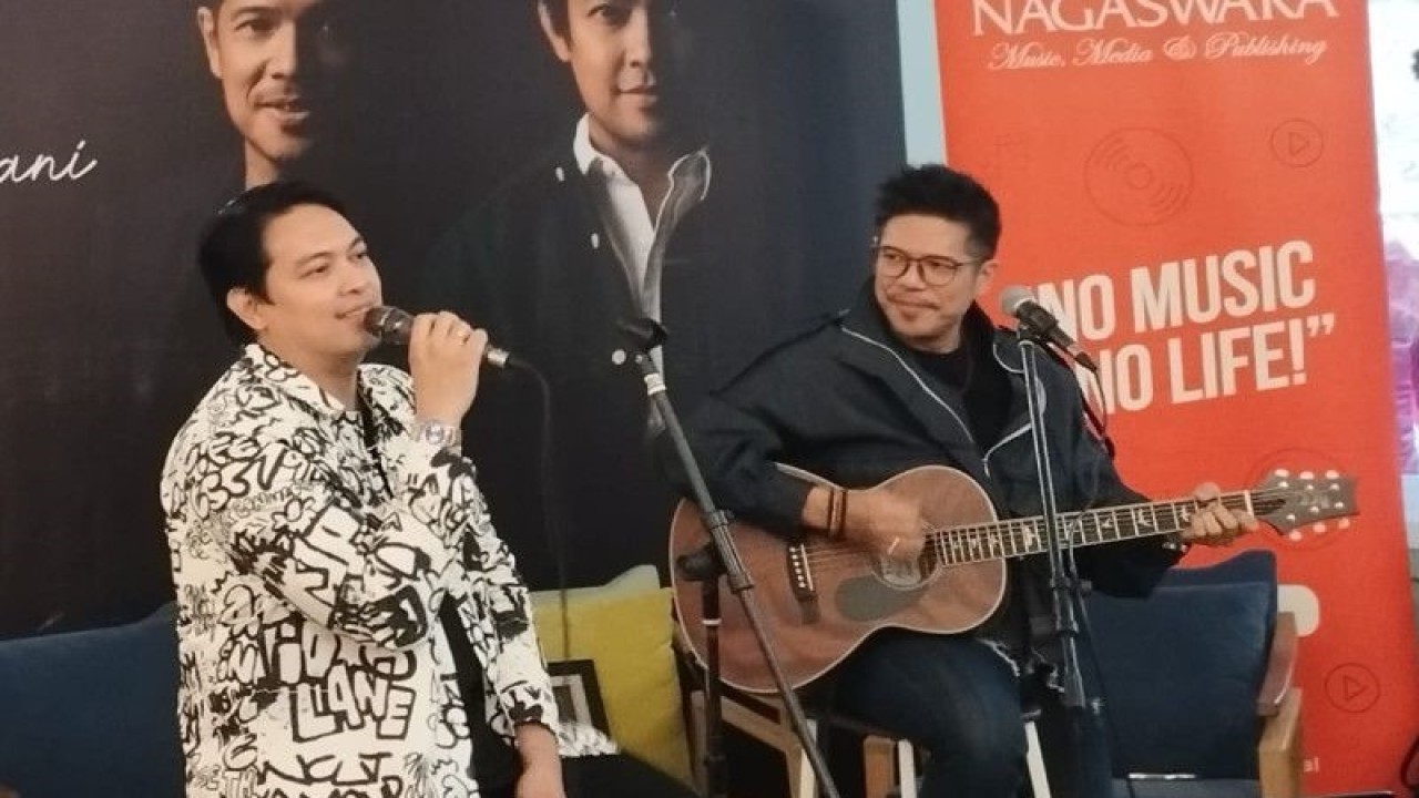 (Dari kiri ke kanan) Donnie Sibarani dan Baim tampil membawakan hits mereka saat konferensi pers di Jakarta, Rabu (8/2/2023). (ANTARA/Rizka Khaerunnisa)