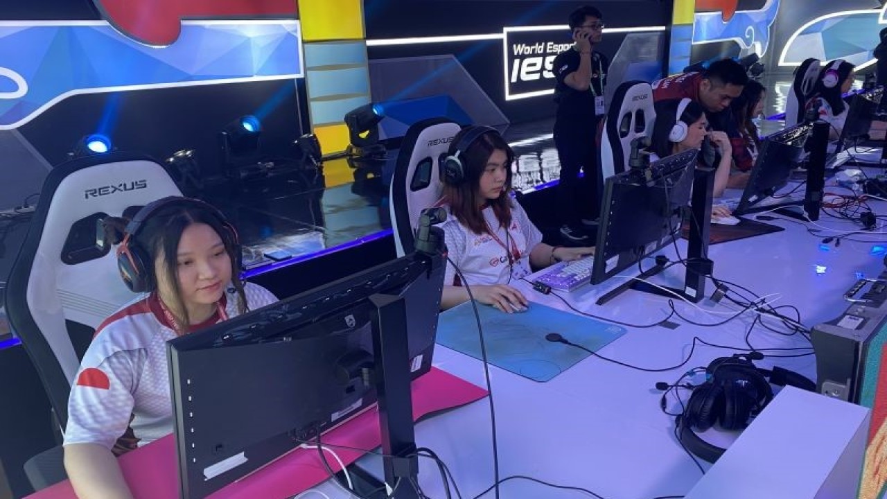 Para pemain timnas CS:GO putri Indonesia beraksi pada laga final lower bracket melawan Argentina dalam kejuaraan esport dunia IESF Bali 14th World Esports Championship 2022, di Ice Stage, Merusaka, Nusa Dua, Bali, Kamis (8/12/2022). ANTARA/Arindra Meodia.