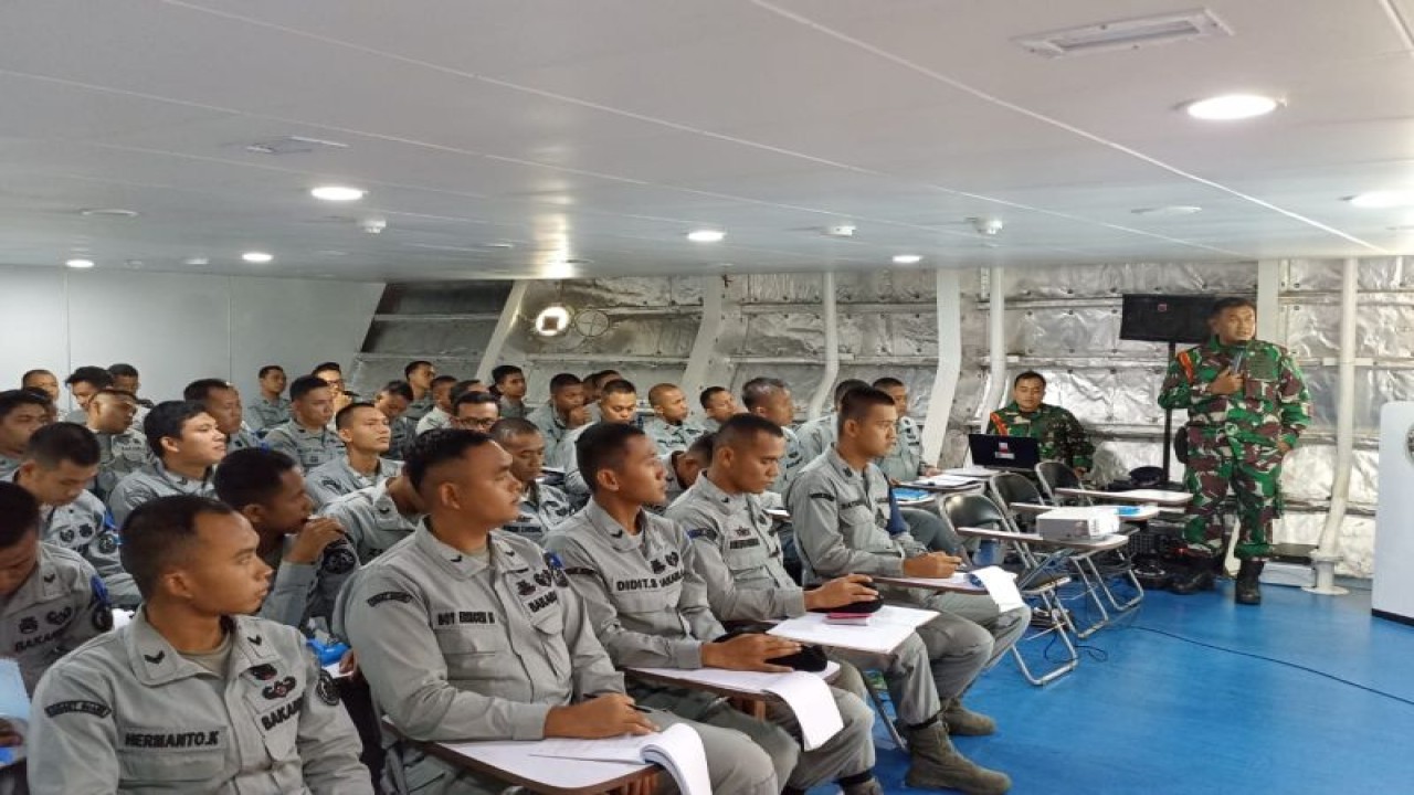 Personel awak Kapal Negara (KN) Tanjung Datu-301 sedang mengikuti latihan kesiapsiagaan. (ANTARA/Humas Bakamla RI)