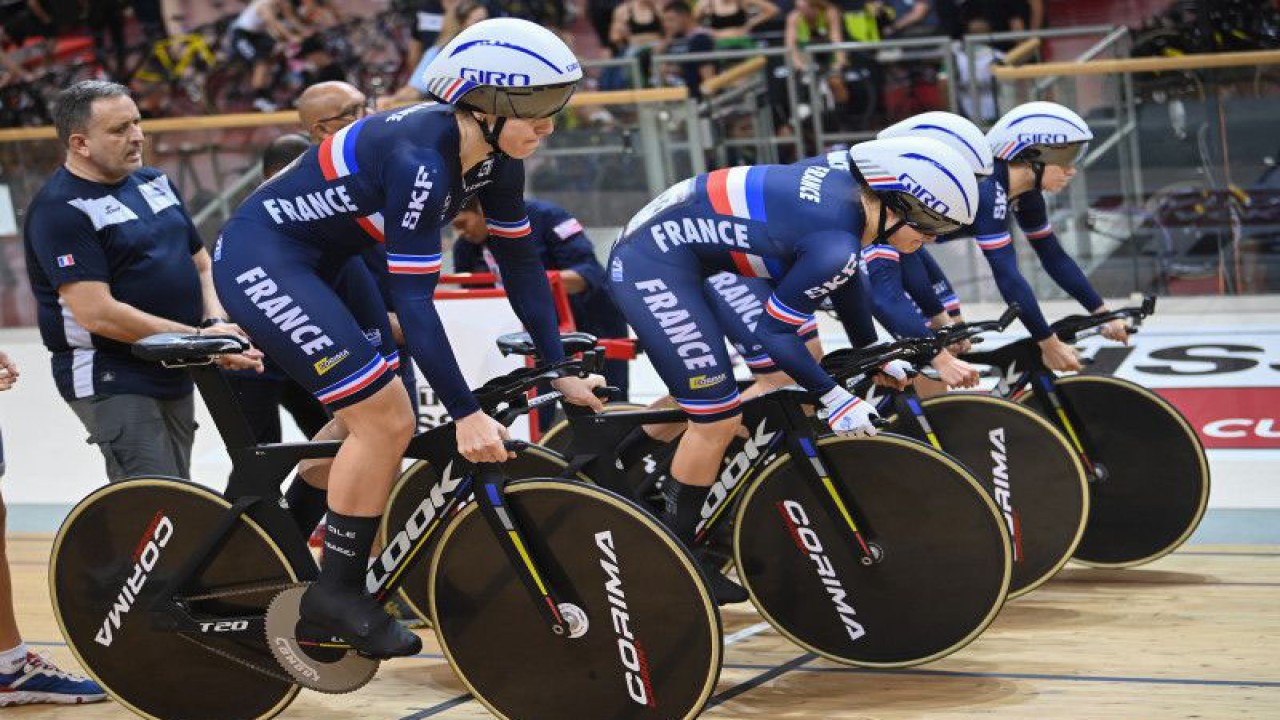 Sejumlah pebalap sepeda Tim Perancis memulai start dalam babak kualifikasi nomor team pursuit putri Tissot UCI Track Nation Cup 2023 di Jakarta International Velodrome, Rawamangun, Jakarta, Kamis (23/2/2023). . ANTARA FOTO/Aditya Pradana Putra/tom. (ANTARA FOTO/ADITYA PRADANA PUTRA)
