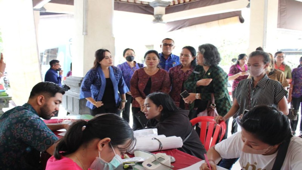 Ketua TP PKK Kota Denpasar Antari Jaya Negara bersama pihak terkait dalam acara gebyar layanan KB MKJP di Banjar Gelogor Carik, Denpasar, Selasa (7/2/2023). ANTARA/HO-Pemkot Denpasar.