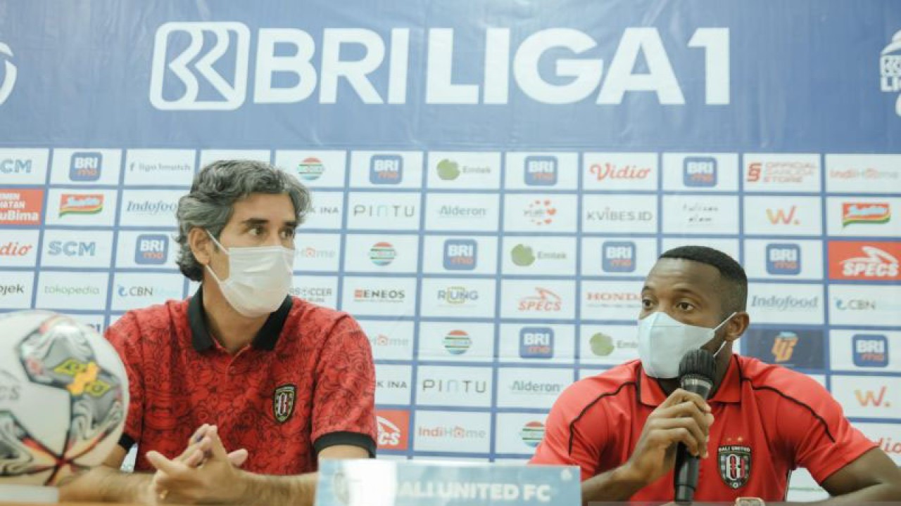 Pelatih Bali United FC Stefano “Teco” Cugurra (kiri) dan pemain Bali United FC, Privat Mbarga (kanan), di Yogyakarta, Kamis (9/2/2023) memberi keterangan kepada media pada jumpa pers menjelang laga Bali United FC melawan Persib Bandung. ANTARA/HO-Bali United FC
