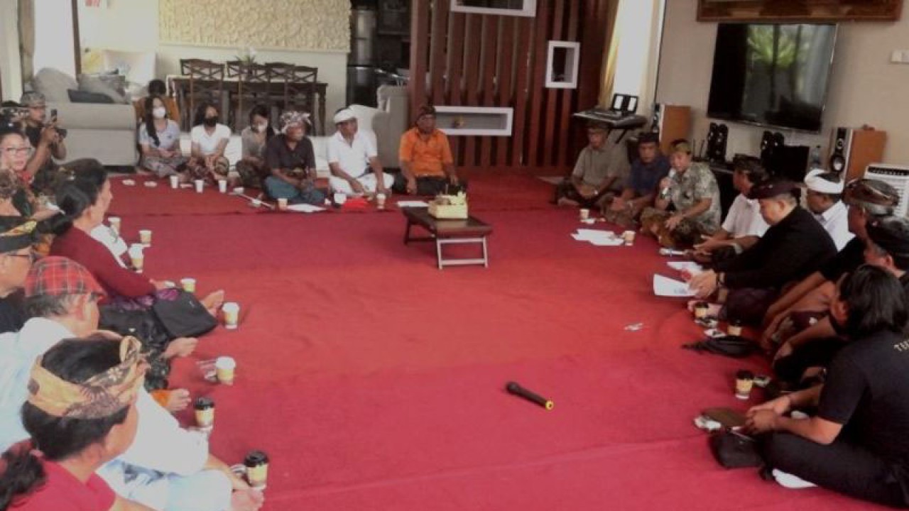 Persiapan latihan yang dilakukan Paguyuban Peduli Seni Drama Gong Lawas untuk menampilkan Drama Gong Lawas "Pengeruakan Gering Sasab Merana" serangkaian penutupan Bulan Bahasa Bali V di Denpasar. ANTARA/Ni Luh Rhismawati.