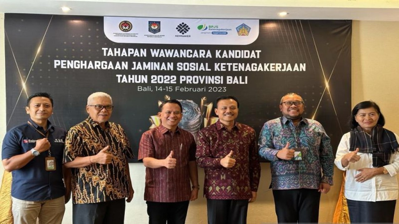 Sekretaris Daerah Provinsi Bali Dewa Made Indra di Denpasar bersama Deputi Direktur BPJS Ketenagakerjaan Wilayah Banuspa Kuncoro Budi Winarno dan para pihak terkait dalam kegiatan wawancara kandidat yang diajukan dalam ajang Paritrana Award. ANTARA/Ni Luh Rhismawati.