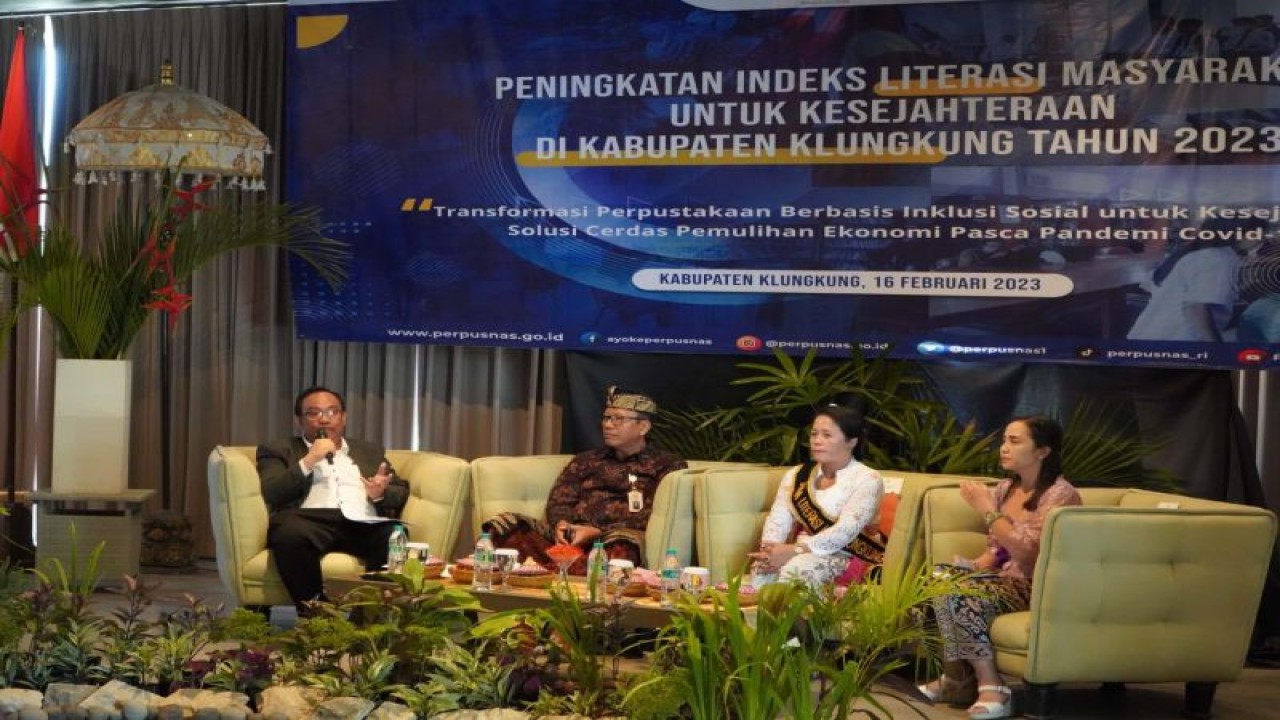 Kepala Perpustakaan Nasional Muhammad Syarif Bando dalam acara bincang-bincang Peningkatan Indeks Literasi Masyarakat (PILM) untuk Kesejahteraan di Semarapura, Kabupaten Klungkung, Bali, Kamis (16/2/2023). ANTARA/HO-Perpusnas.
