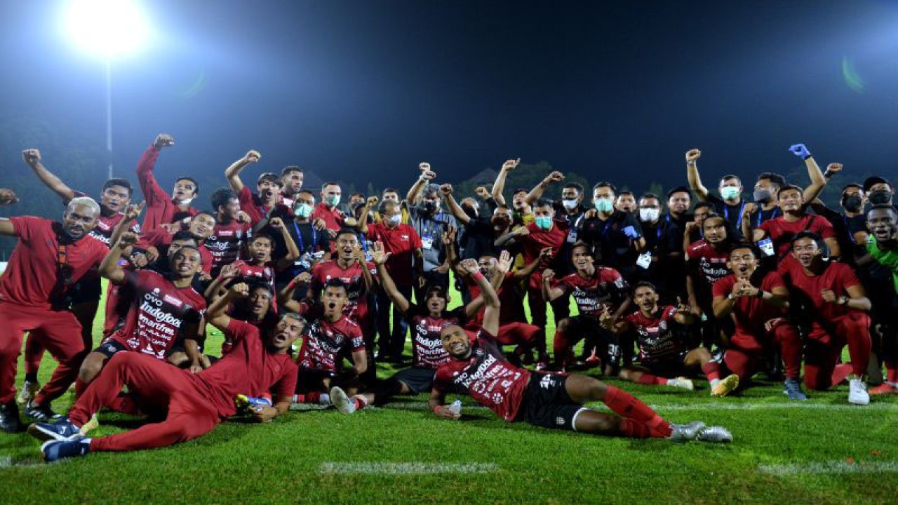 Pemain dan ofisial Bali United meluapkan kegembiraan usai pertandingan Liga 1 melawan Persebaya Surabaya di Stadion I Gusti Ngurah Rai, Denpasar, Bali, Jumat (25/3/2022). ANTARA FOTO/Fikri Yusuf/rwa. (ANTARA FOTO/FIKRI YUSUF)