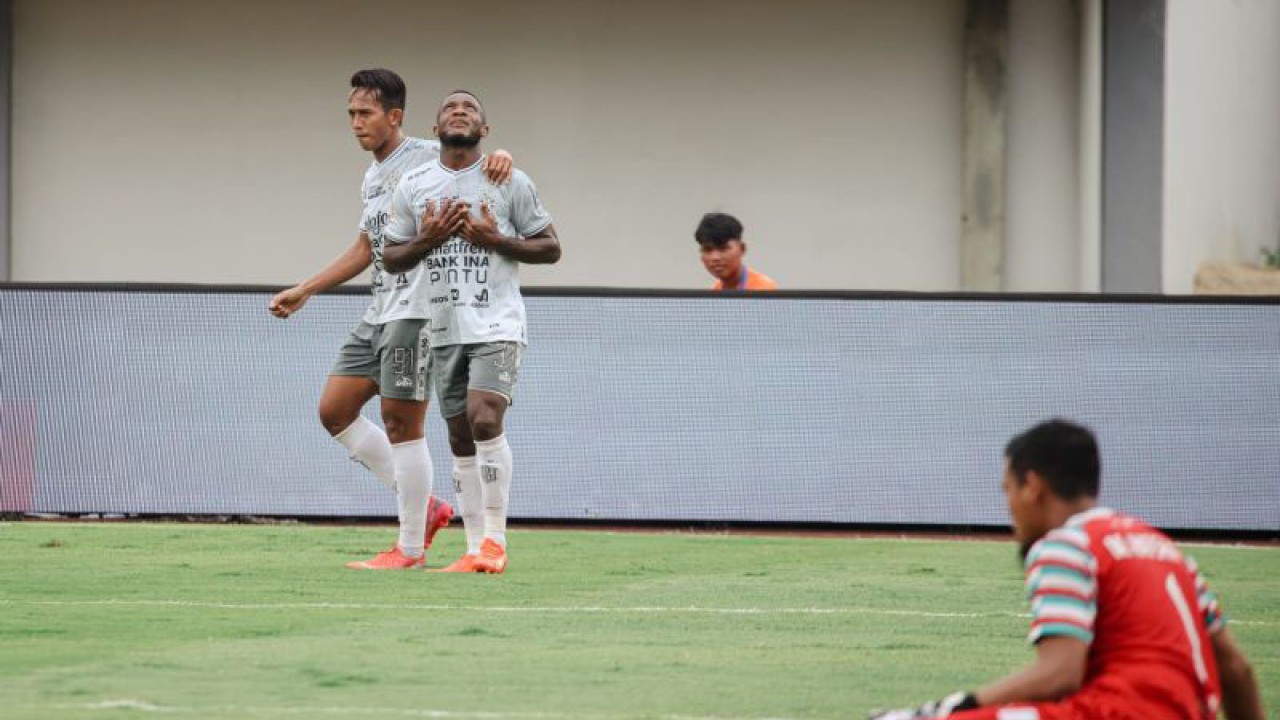 Penyerang sayap Bali United Rahmat (kiri) merangkul Privat Mbarga (dua kiri) pada pertandingan pekan ke-26 Liga 1 2022/2023 Bali United FC melawan Dewa United di Indomilk Arena, Tangerang, Banten, Rabu (22/2/2023). ANTARA/HO-Bali United FC