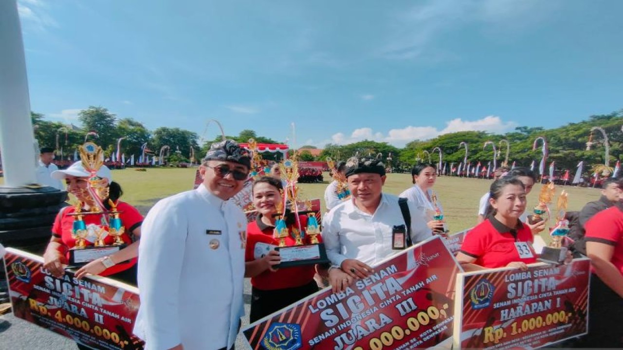 Wali Kota Denpasar I Gusti Ngurah Jaya Negara saat menyerahkan hadiah pada pemenang lomba dalam peringatan HUT Ke-235 Kota Denpasar, di Denpasar, Senin (27/2/2023). ANTARA/Ni Luh Rhismawati.