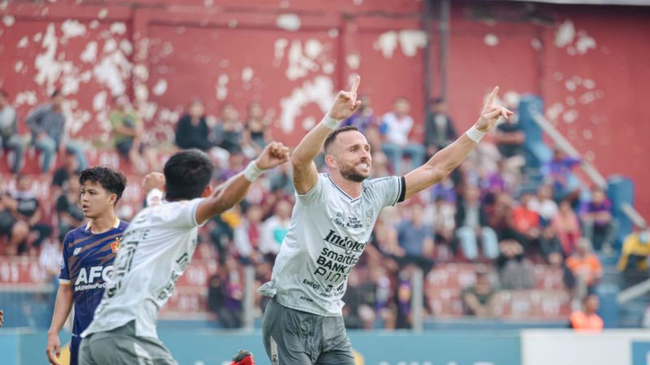 Penyerang Bali United FC Ilija Spasojevic (kanan) selebrasi selepas mencetak satu gol pada laga Bali United melawan Persik Kediri di Stadion Brawijaya, Kediri, Jawa Timur, Selasa (14/2/2023). (ANTARA/HO-Bali United FC)
