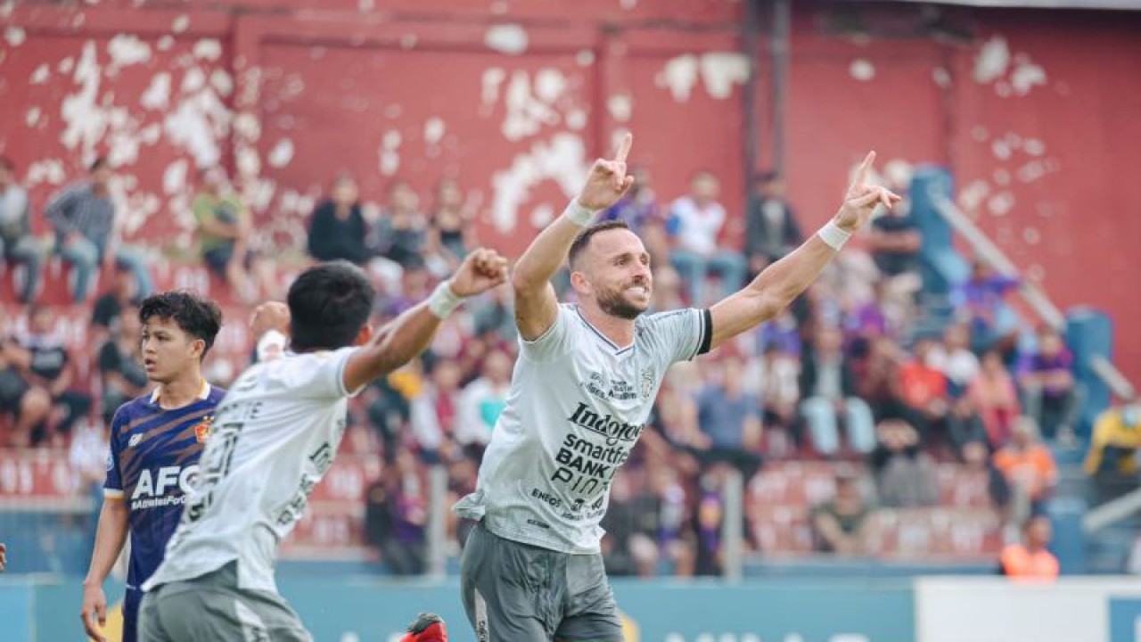 Arsip - Penyerang Bali United FC Ilija Spasojevic (kanan) selebrasi selepas mencetak satu gol pada laga Bali United melawan Persik Kediri di Stadion Brawijaya, Kediri, Jawa Timur, Selasa (14/2/2023). (ANTARA/HO-Bali United FC)