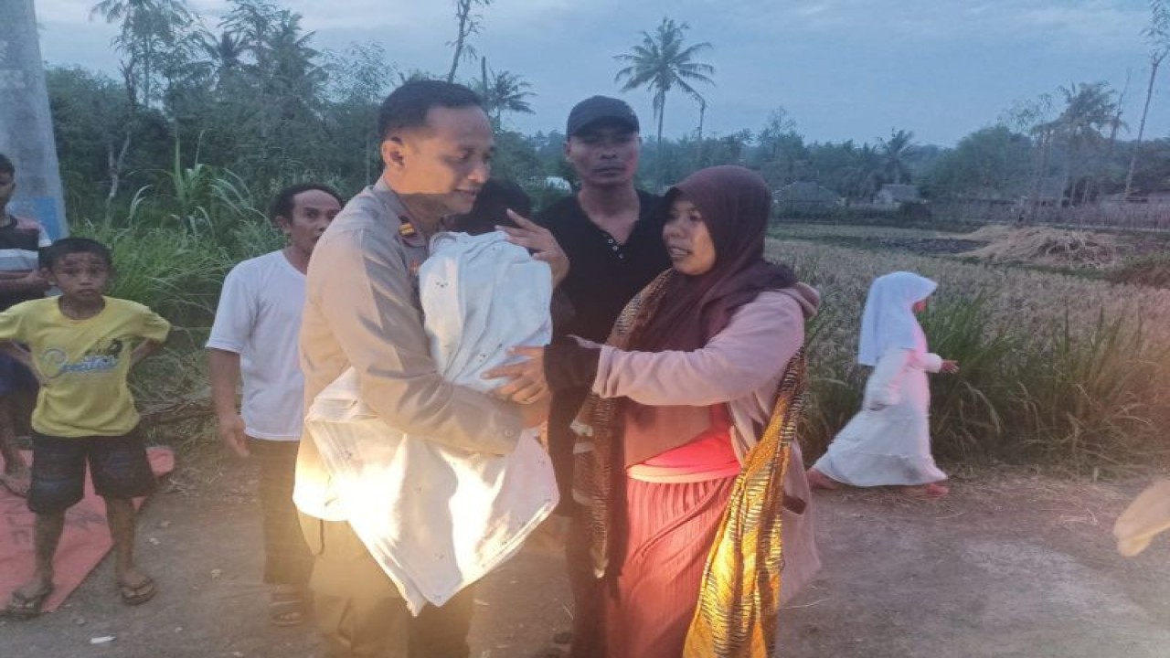 Balita yang sempat hilang dan ditemukan saat diserahkan kepada orang tua nya di Lombok Tengah, NTB. ANTARA/HO-Humas Polres Lombok Tengah