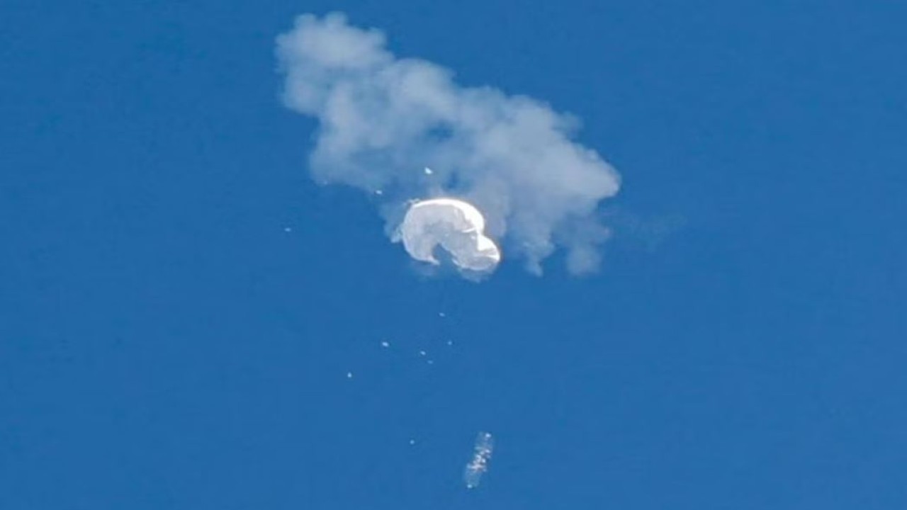 Balon mata-mata China yang diduga melayang ke laut setelah ditembak jatuh di lepas pantai di Pantai Surfside, South Carolina, Amerika serikat, pada 4 Februari 2023. (Randall Hill/Reuters)