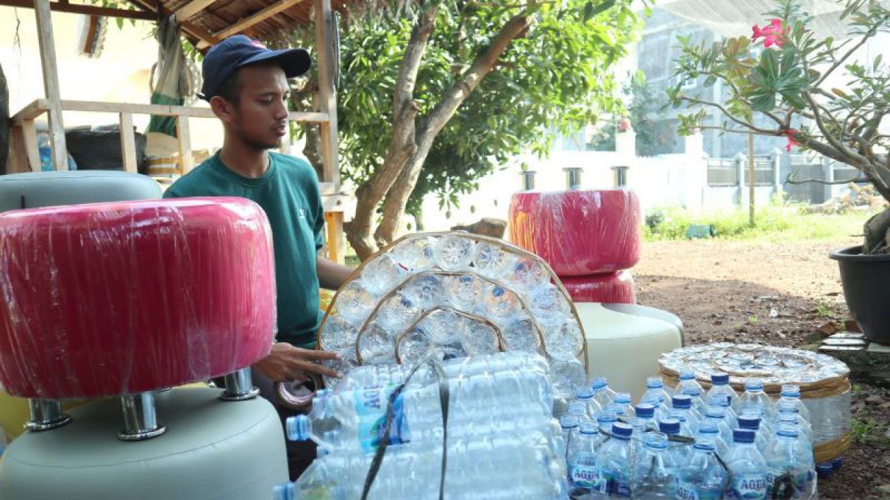 Zainnudin saat mengolah sampah botol minum menjadi sebuah sofa, di Banda Aceh, Rabu (22/2/2023). (ANTARA/Nurul Hasanah)