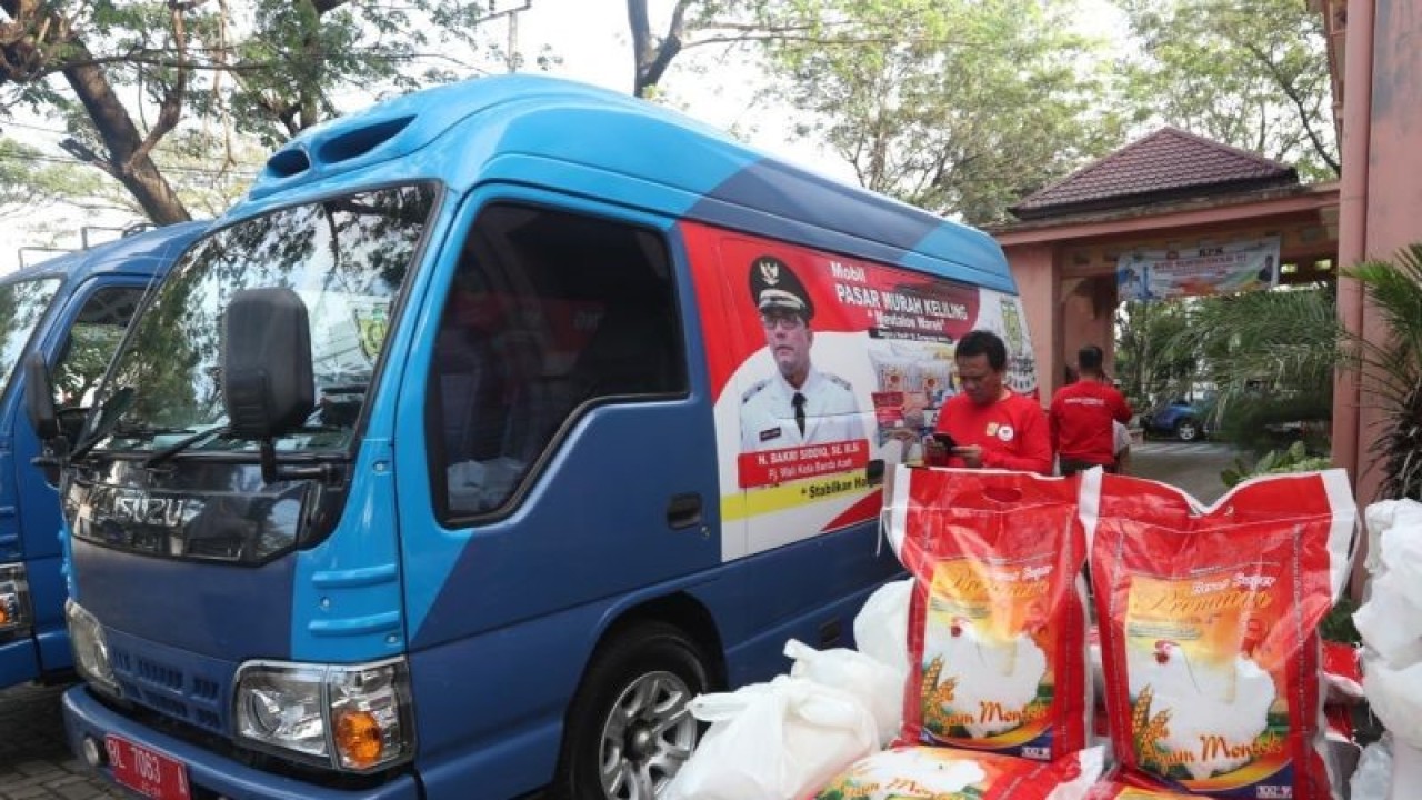 Mobil modifikasi untuk pasar murah keliling Banda Aceh, Selasa (14/2/2023) (ANTARA/HO/Humas Pemko Banda Aceh)