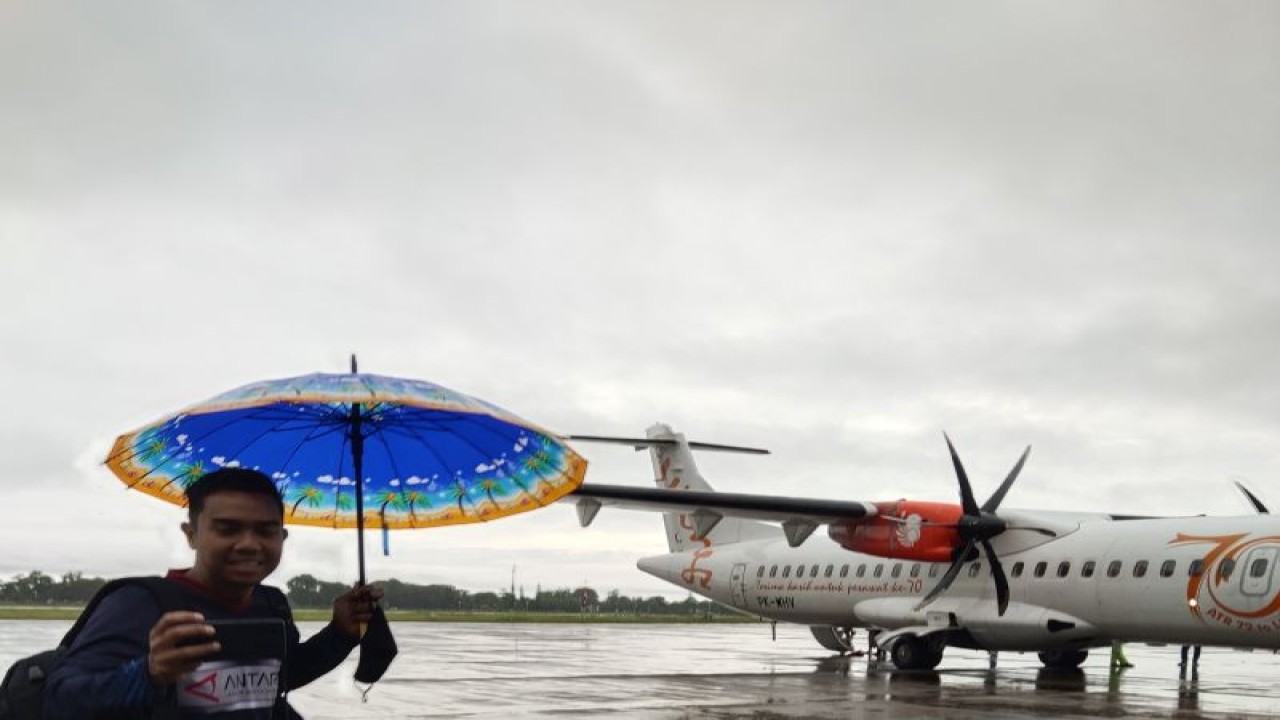 Ilustrasi. Hujan mengguyur salah satu bandara di Kalimantan. (ANTARA/Rendhik Andika)