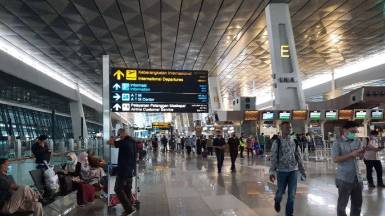 Ilustrasi - Sejumlah calon penumpang penerbangan saat mengantre di Terminal 3 Bandara Soetta Tangerang. (Azmi Samsul Maarif)