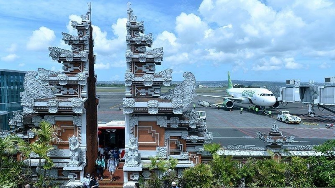 Penumpang pesawat udara tiba di Terminal Domestik Bandara Internasional I Gusti Ngurah Rai, Badung, Bali, Minggu (14/8/2022). ANTARA FOTO/Fikri Yusuf/tom/pri.