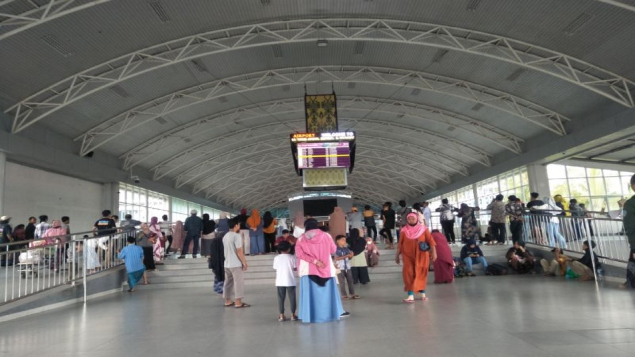 Para PMI saat tiba di Bandara Internasional Lombok untuk pulang kampung (ANTARA/Akhyar)