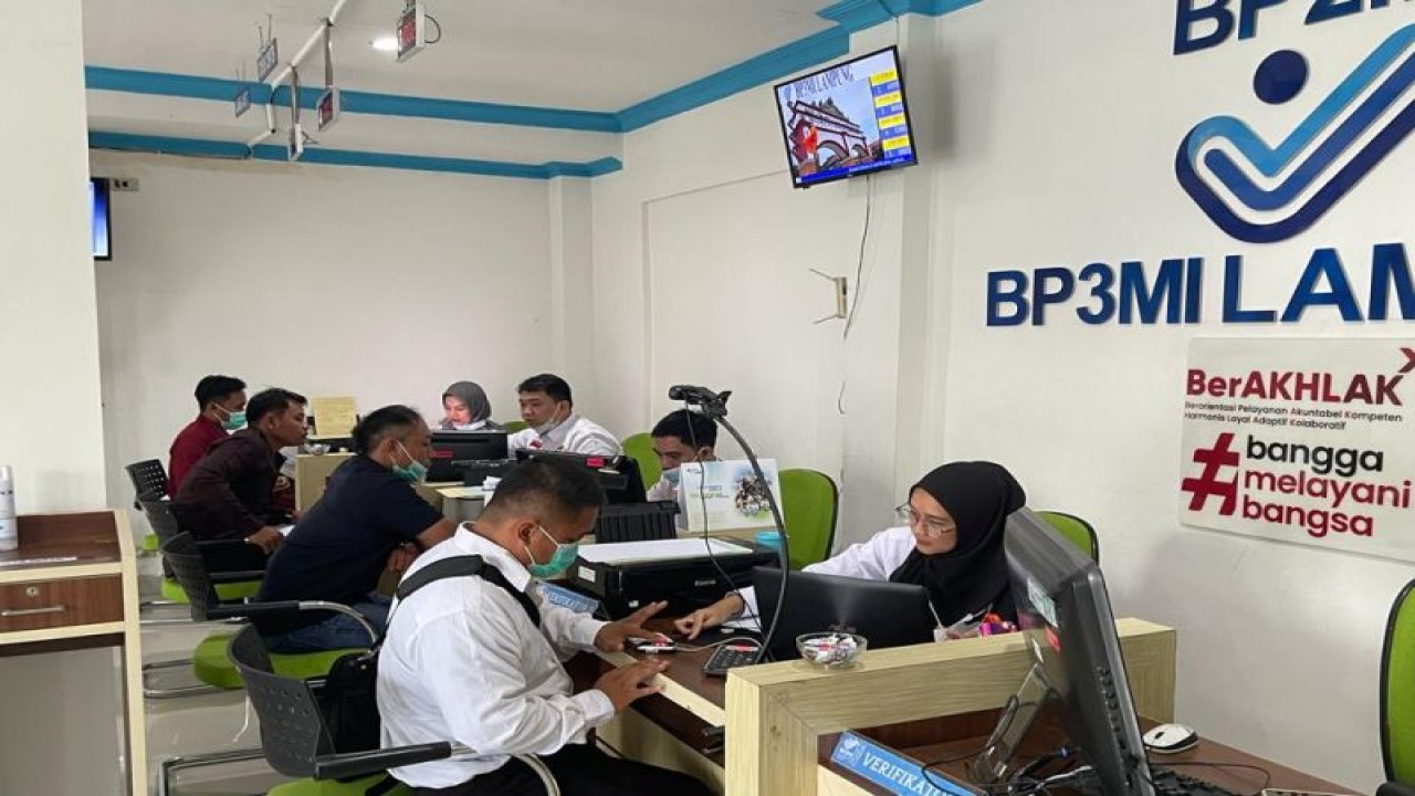 Masyarakat Lampung yang mendaftar sebagai calon Pekerja Migran Indonesia (CPMI) melalui skema Government to Government (G to G) ke Korea Selatan (Korsel), di Bandarlampung, Rabu (1/2/2023). (ANTARA/Dian Hadiyatna)