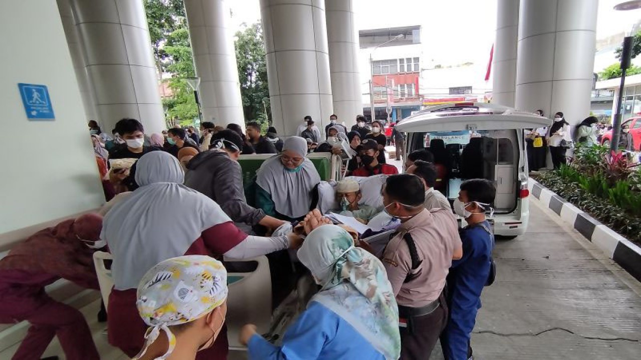 Aktivitas RSUD Bandung Kiwari, Kota Bandung, Jawa Barat, Rabu (1/2/2023) usai terbakar. (ANTARA/Bagus Ahmad Rizaldi)