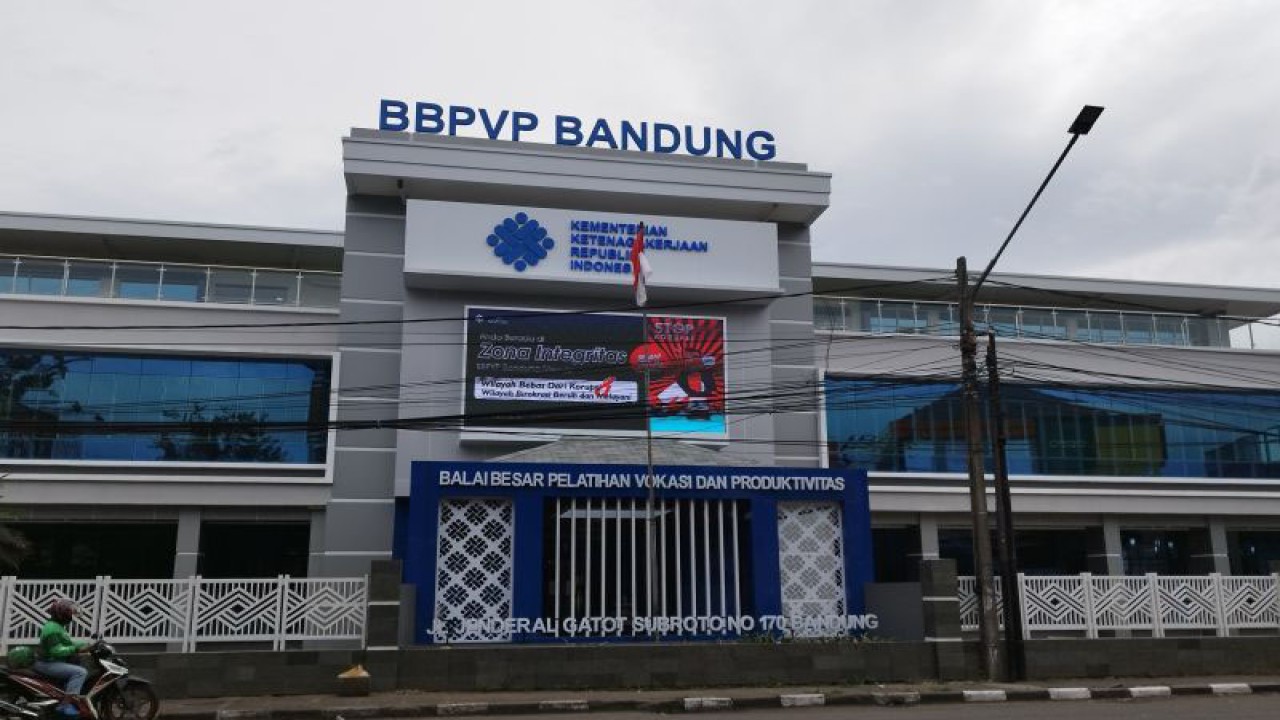 Kantor Balai Besar Pelatihan Vokasi dan Produktivitas (BBPVP) Bandung, Jalan Gatot Subroto, Kota Bandung, Jawa Barat. (ANTARA/Bagus Ahmad Rizaldi)
