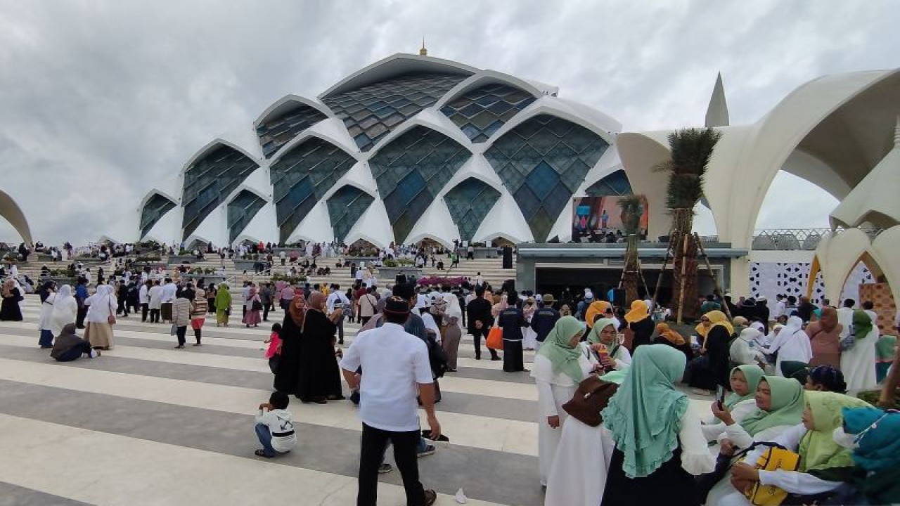 Arsip Foto. Warga memadati lingkungan Masjid Raya Al Jabbar di Kecamatan Gedebage, Kota Bandung, Provinsi Jawa Barat. (ANTARA/Bagus Ahmad Rizaldi)