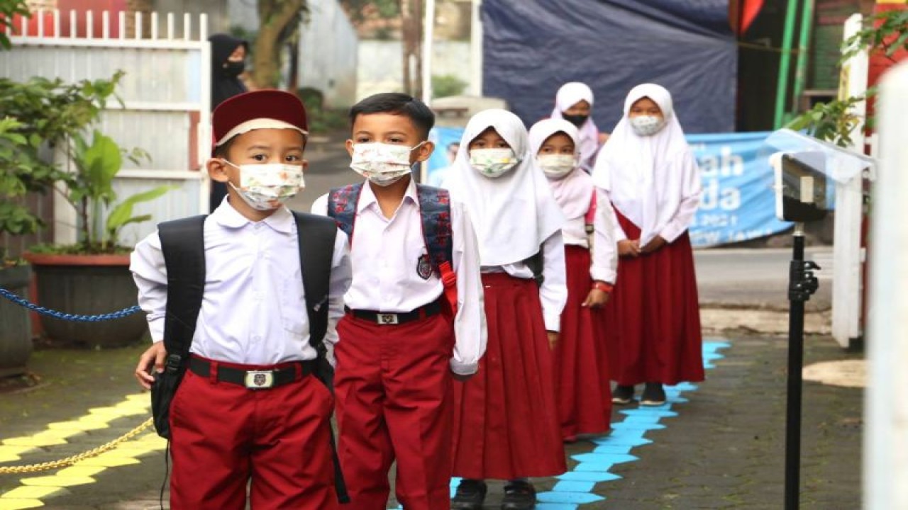 Sejumlah siswa berbaris di sebuah sekolah dasar di Kota Bandung, Jawa Barat. (ANTARA/HO-Humas Pemkot Bandung)