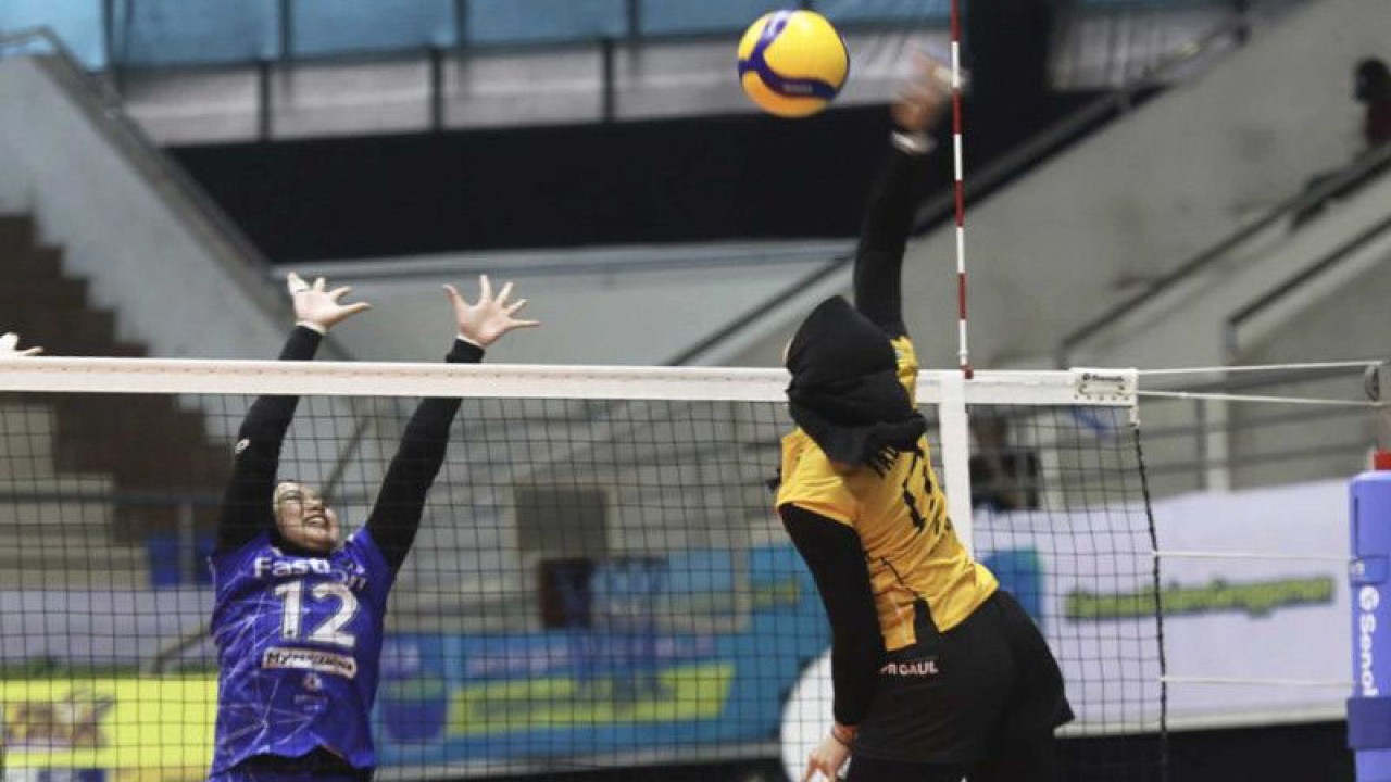 Pertandingan antara Bandung BJB Tandamata melawan Jakarta Pertamina Fastron pada ajang PLN Mobile Proliga 2023 seri kedua putaran kedua di Gor Ken Arok, Kota Malang, Jawa Timur, Jumat (10/2/2023). (ANTARA FOTO/Ari Bowo Sucipto)