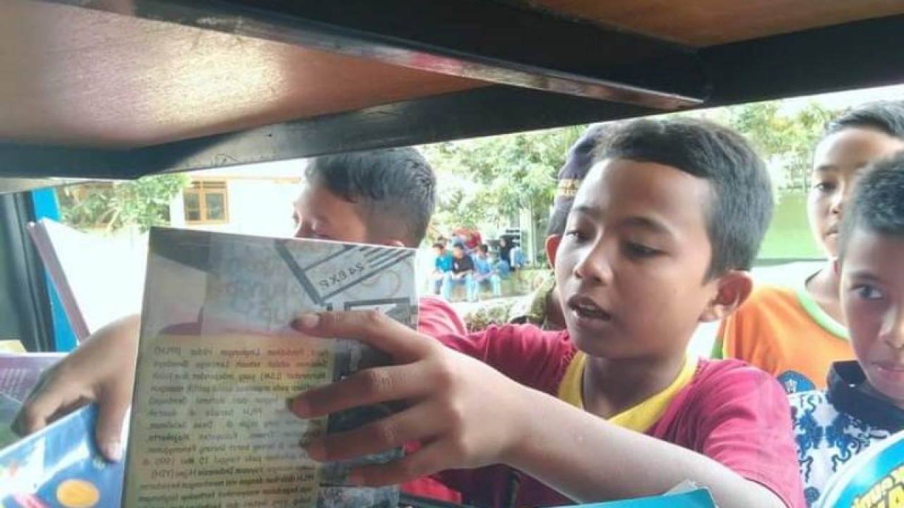 Antusias anak-anak memanfaatkan kehadiran perpustakaan keliling. (ANTARA/ Donatus Dasapurna)