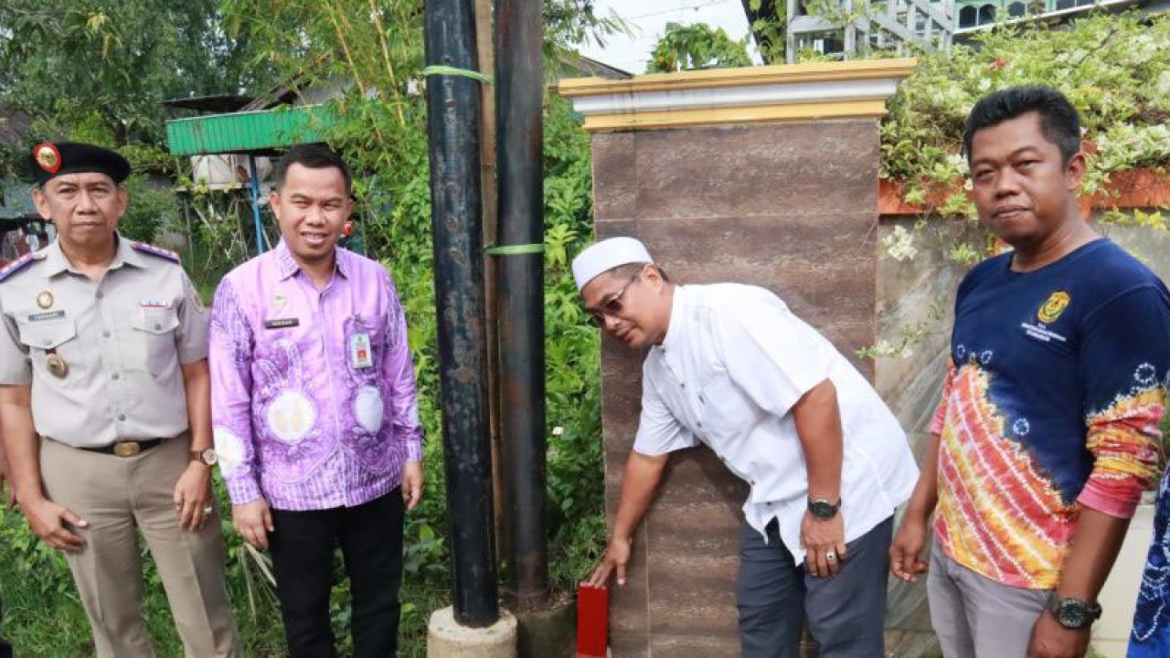 Sekdakot Banjarmasin Ikhsan Budiman dan Kepala BPN Banjarmasin saat memasang patok secara resmi pada gerakan pemasangan satu juta patok batas tanah serentak di Indonesia, Jumat, di depan Masjid Al-Amin Banua Anyar, Banjarmasin Timur. (3/2/2023) (ANTARA/HO-Humas Pemkot Banjarmasin)