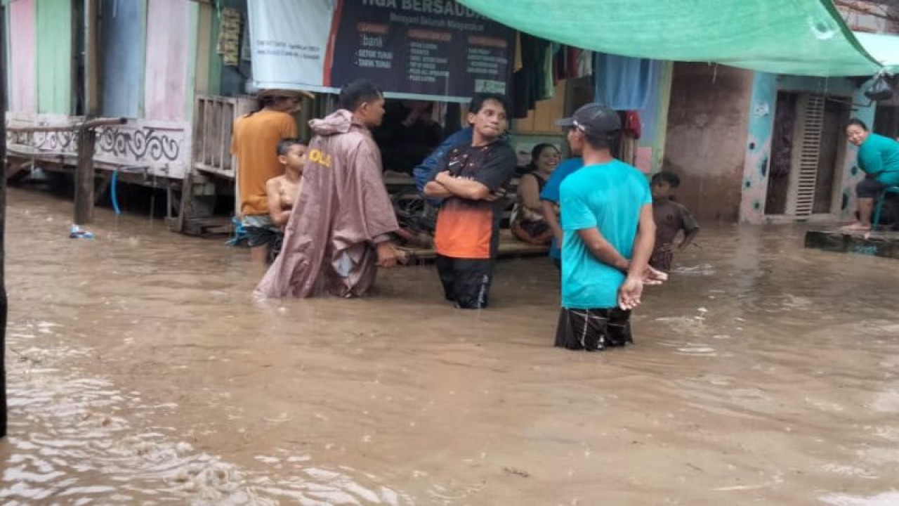 Banjir menggenangi permukiman warga di wilayah Kecamatan Dompu, Kabupaten Dompu, Provinsi Nusa Tenggara Barat, Kamis (2/2/2023). (ANTARA/Humas Polres Dompu)