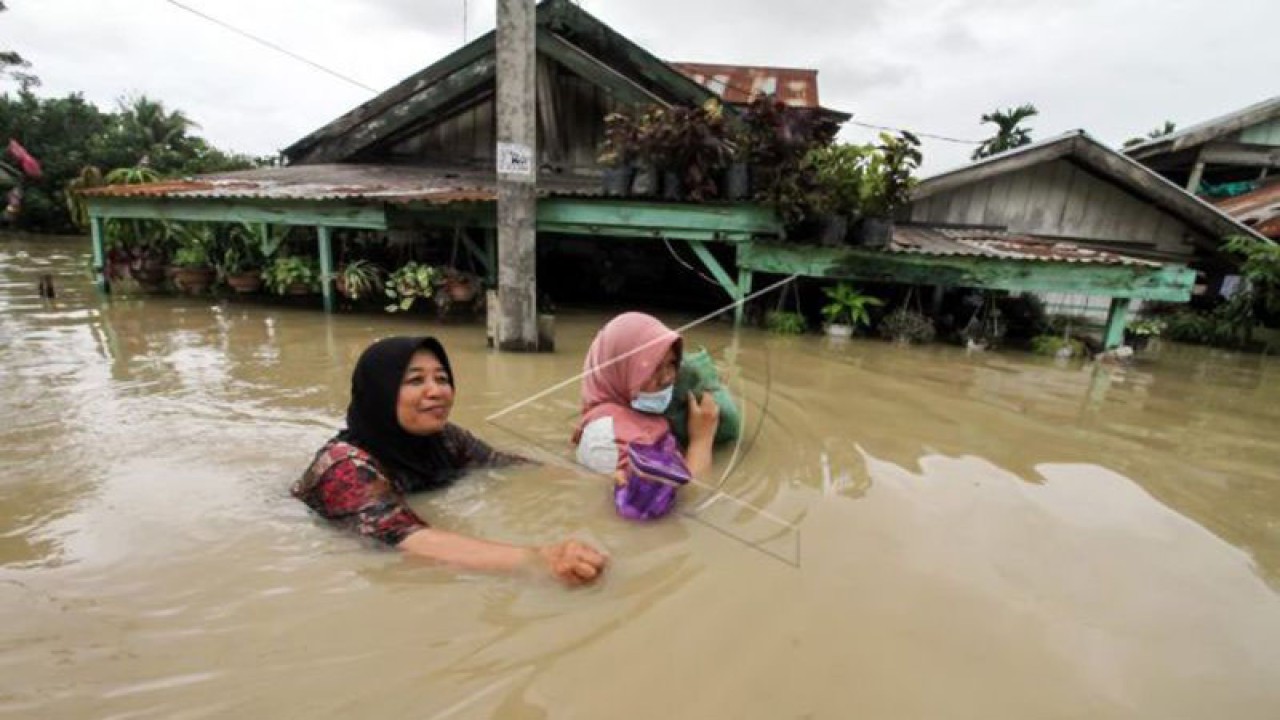 Arsip Foto - Warga berjalan menembus banjir yang melanda Kota Lhoksukon, Aceh Utara, Aceh, Senin (3/1/2022). (ANTARA FOTO/Rahmad/rwa)