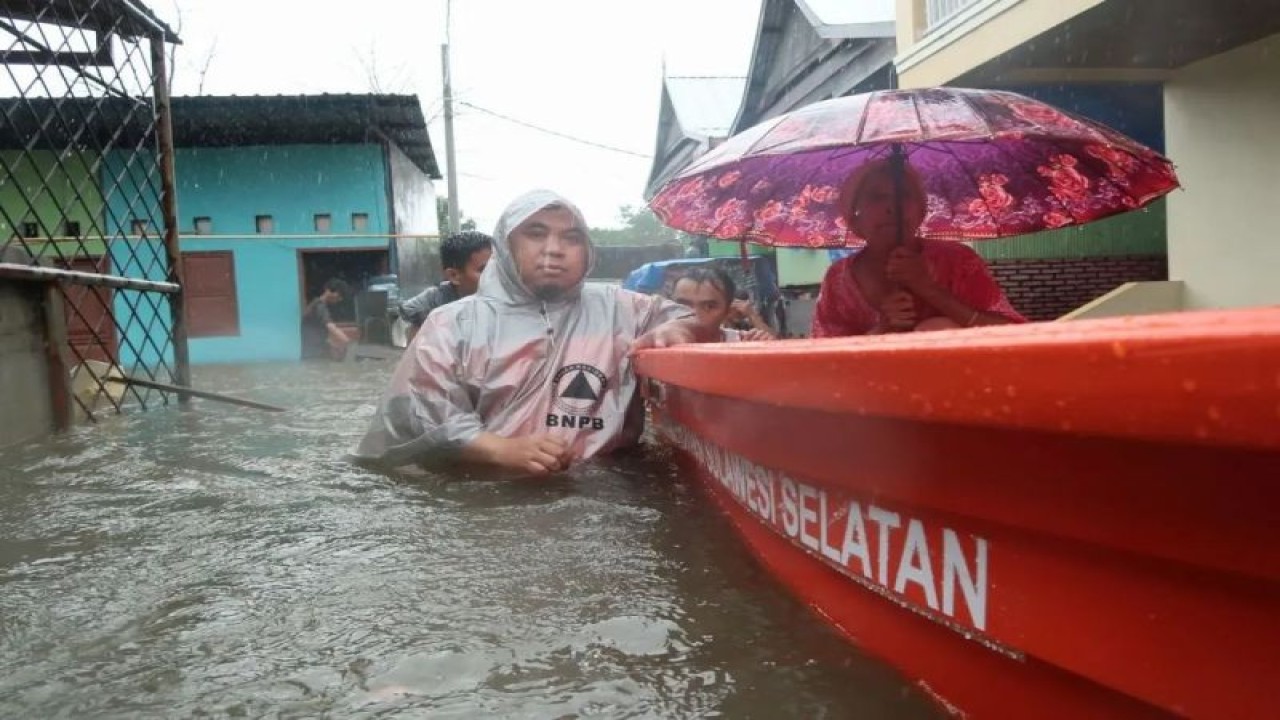 Tim BPBD Sulsel melalukan evakuasi dengan perahu kepada warga terdampak banjir Makassar, Senin,(13/2/2023). FOTO ANTARA/HO-Humas Pemprov Sulsel